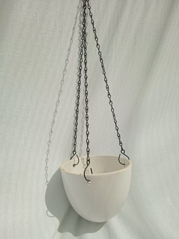 833/15 Kerámia akasztós virágedény  Riga fehér+lánc ¤15-5cm H12-5